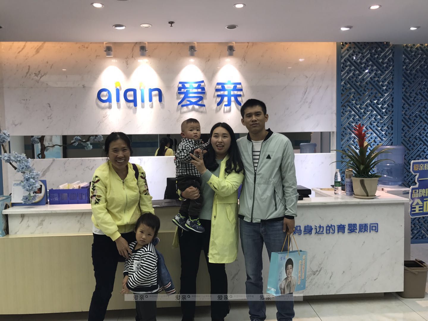 热烈庆祝贵州遵义王女士加盟爱亲母婴！预祝生意兴隆！