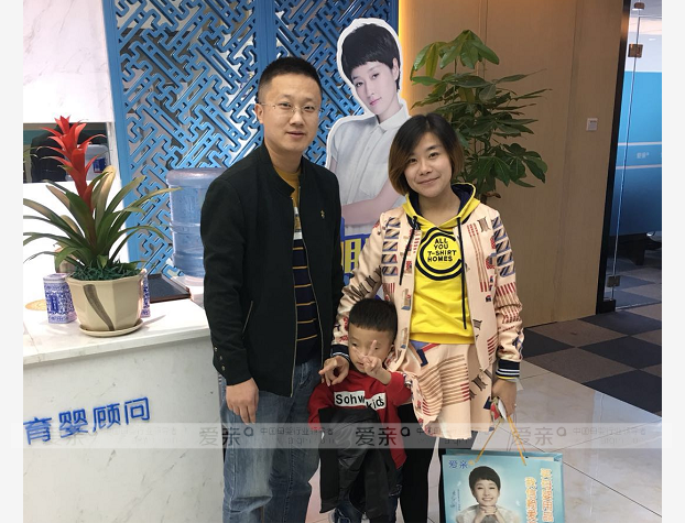 热烈庆祝四川胡女士加盟爱亲母婴！预祝生意兴隆！