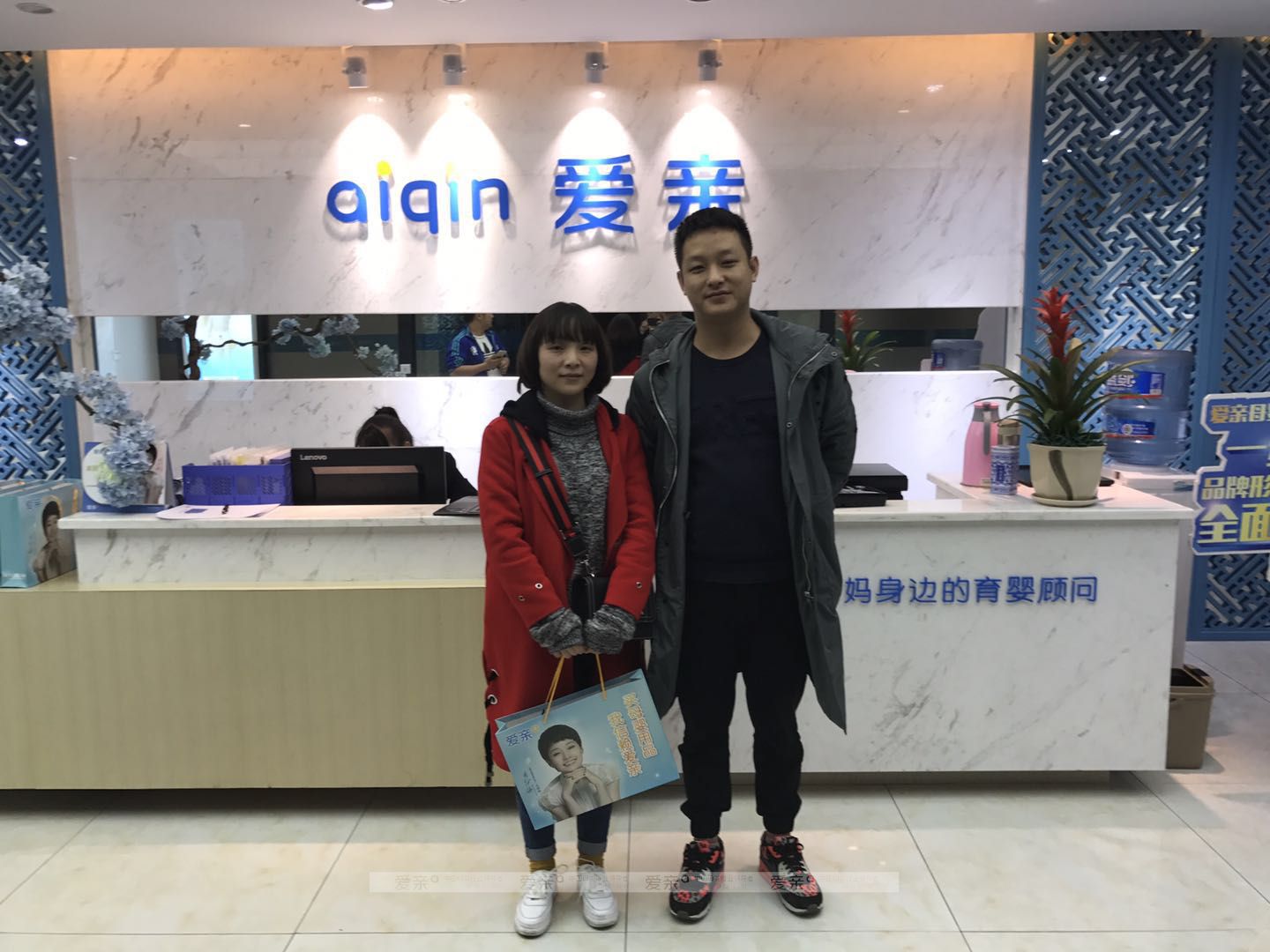 热烈庆祝贵州袁女士加盟爱亲母婴！预祝生意兴隆！