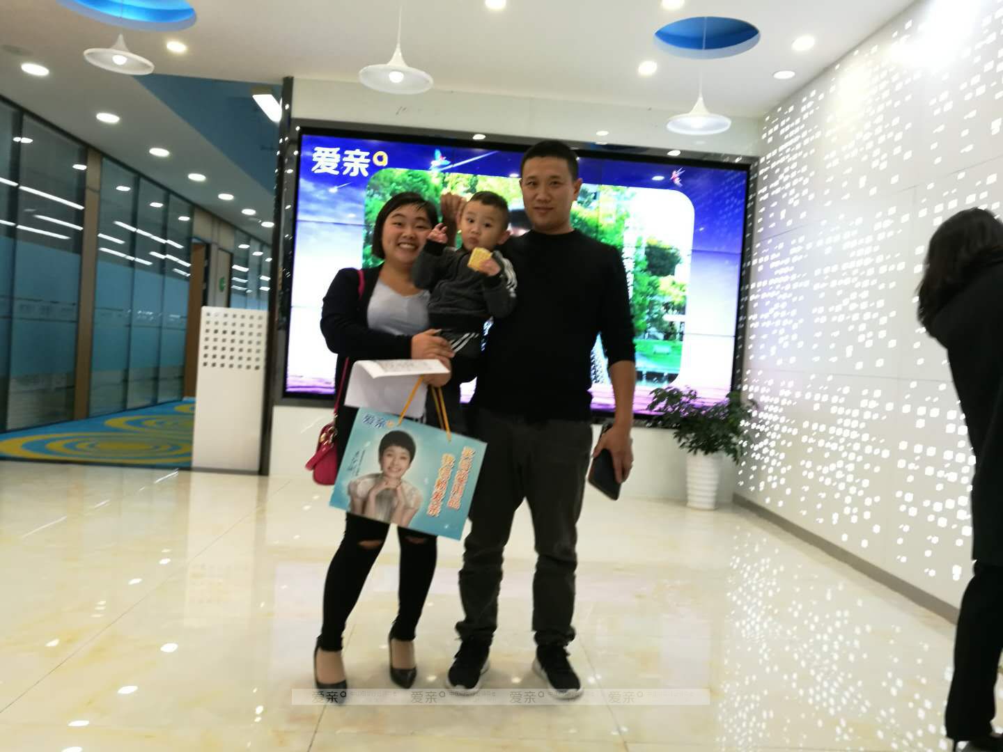热烈庆祝广东深圳杨女士加盟爱亲母婴！预祝生意兴隆！