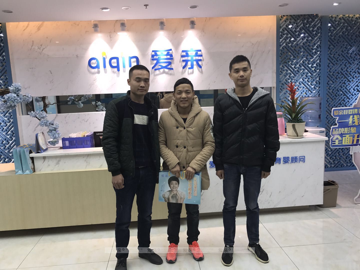 热烈庆祝四川南充赵先生加盟爱亲母婴！预祝生意兴隆！