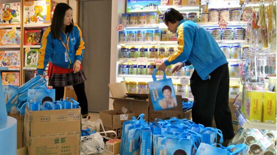 爱亲包头门店员工提前为孩子们准备礼物