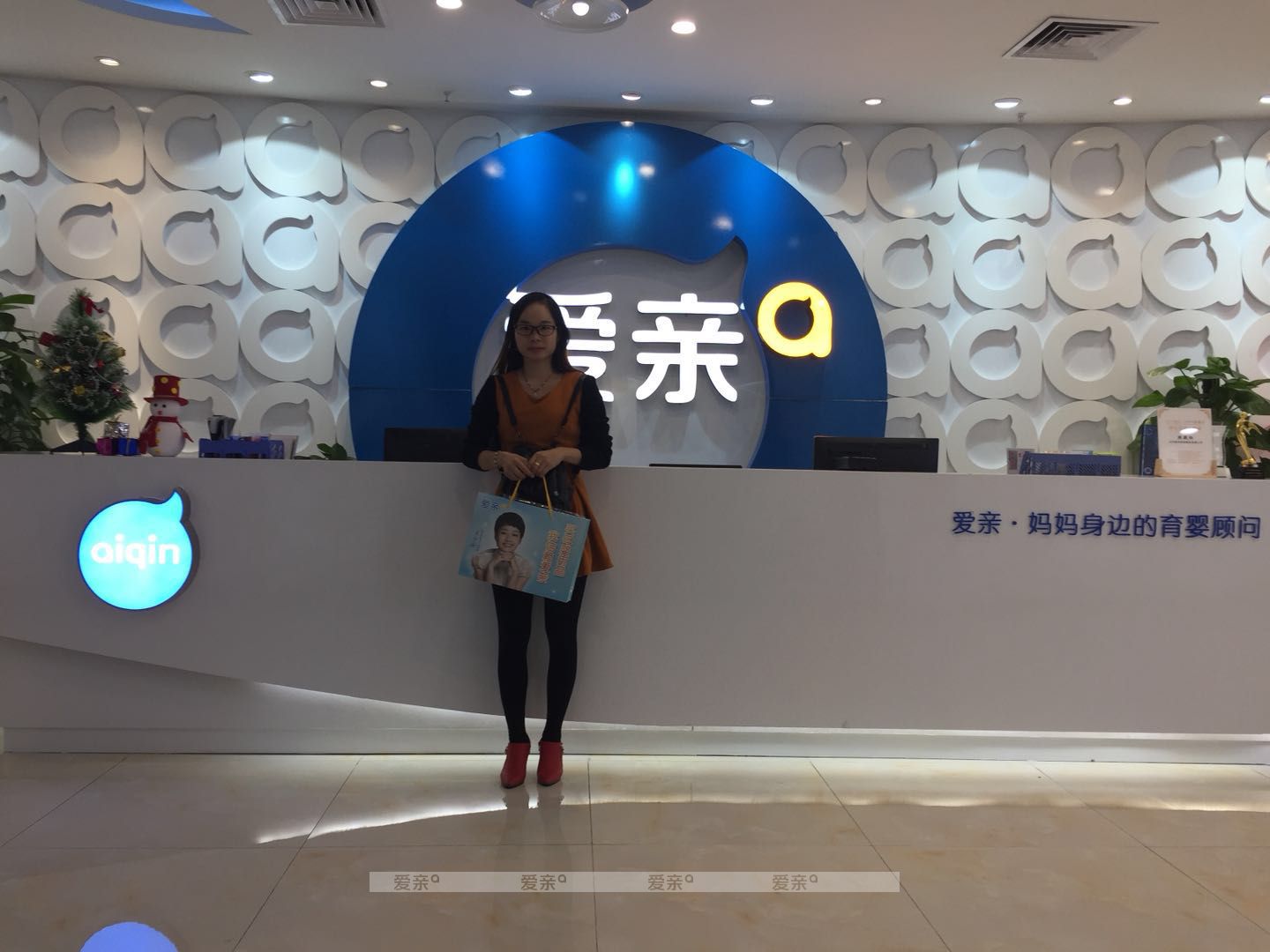 热烈庆祝广西韦女士加盟爱亲母婴！预祝生意兴隆！