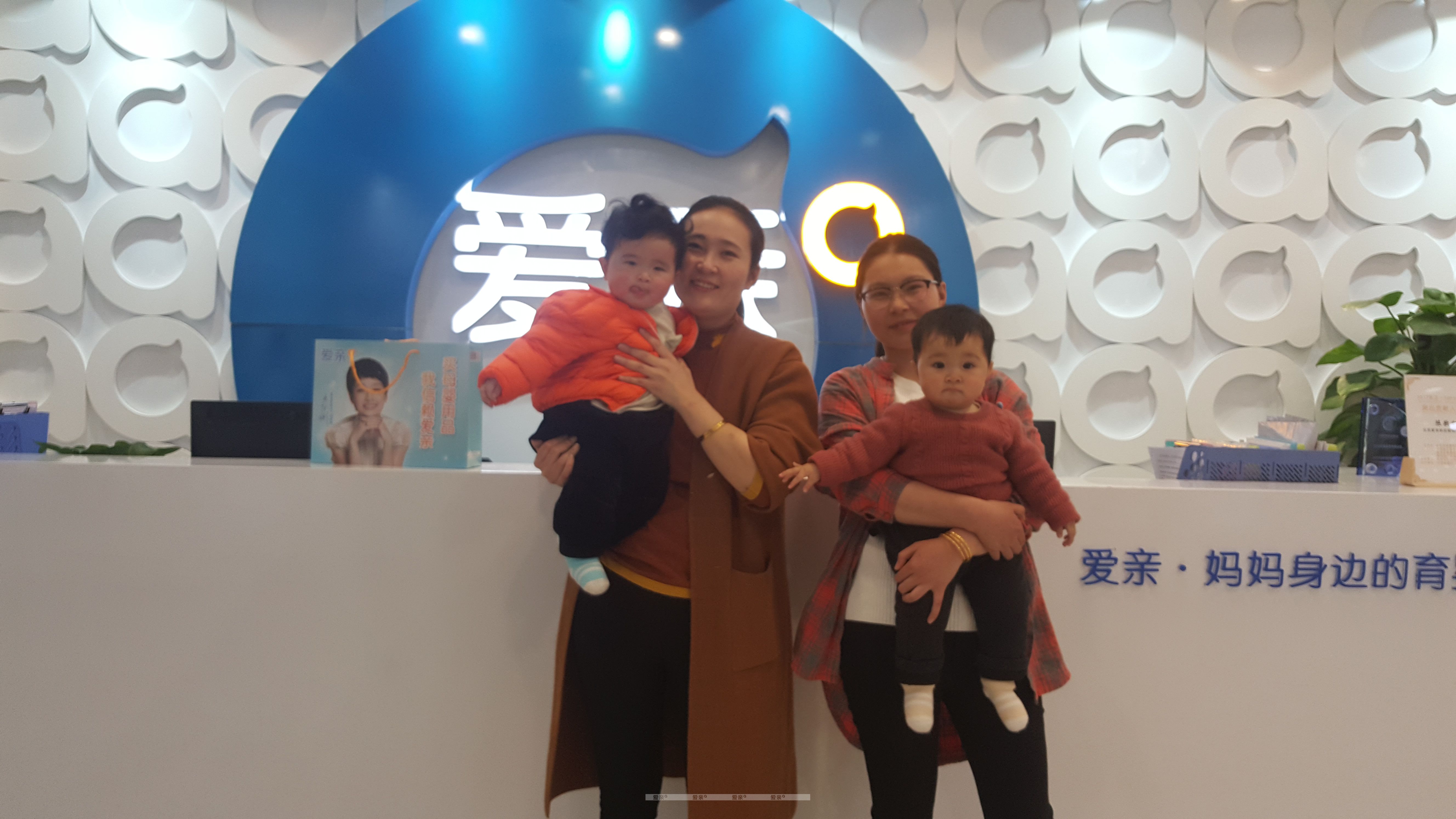 热烈庆祝湖南龙女士加盟爱亲母婴！预祝生意兴隆！