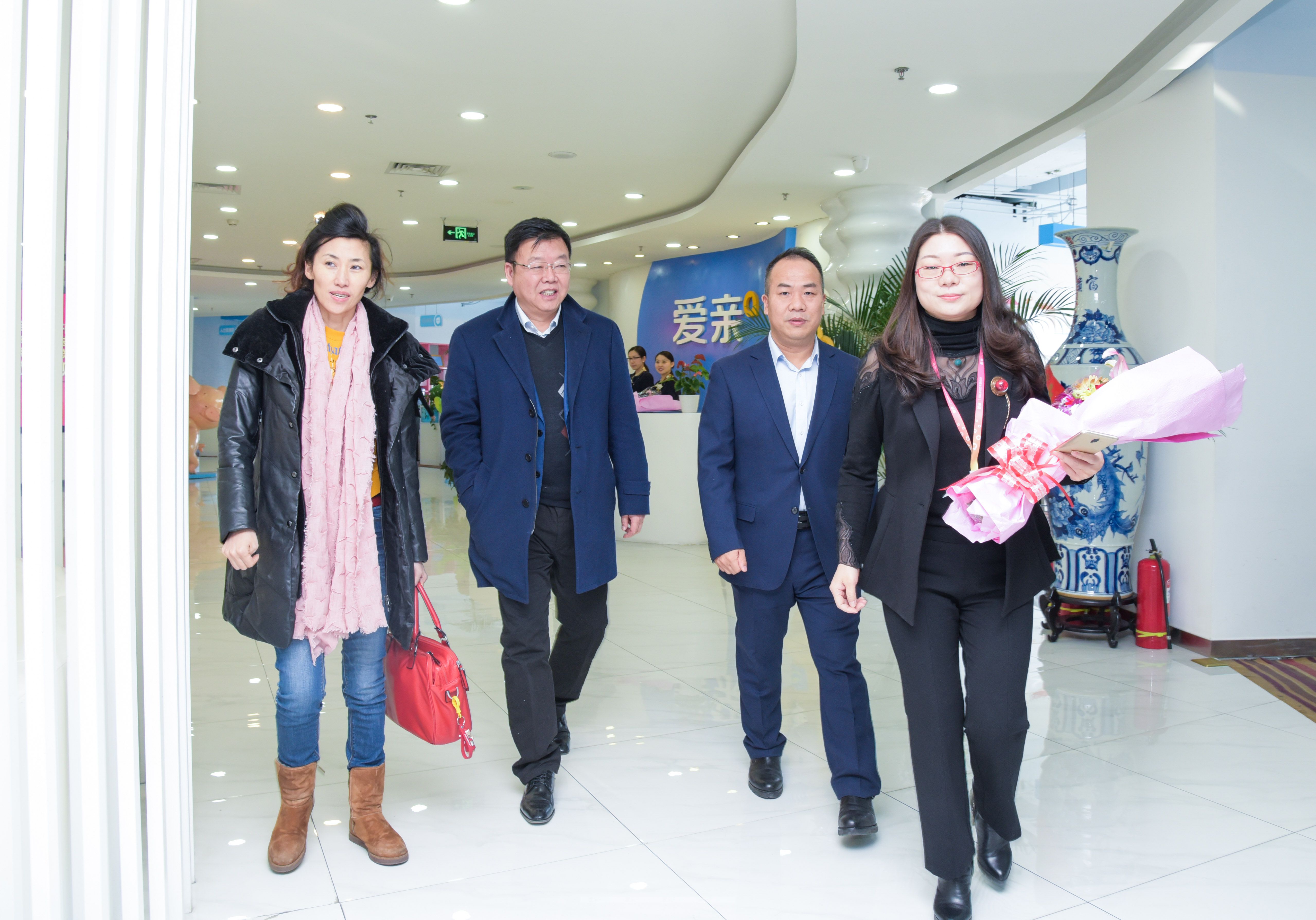 爱亲文总陪同全球蛙领导参观爱亲总部