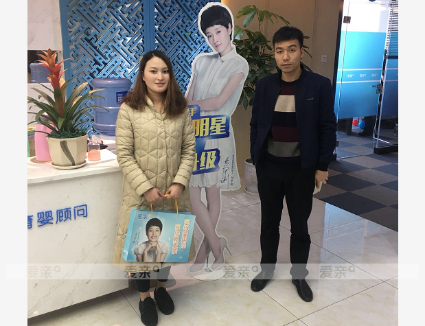 热烈庆祝贵州石女士加盟爱亲母婴！预祝生意兴隆！