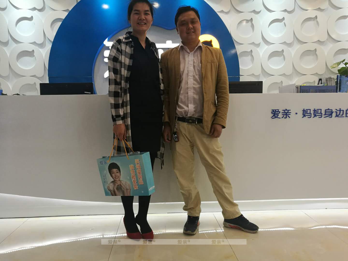 热烈庆祝广东东莞杨女士加盟爱亲母婴！预祝生意兴隆！