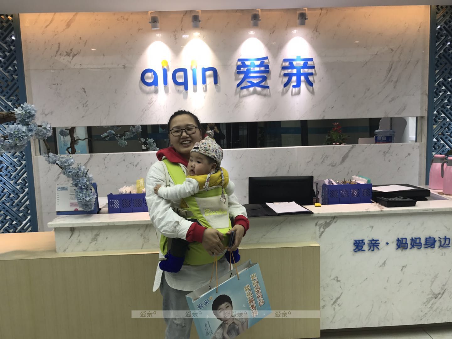 热烈庆祝重庆陈女士加盟爱亲母婴！预祝生意兴隆！