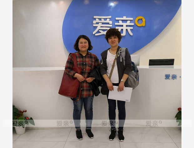 热烈庆祝河南计女士加盟爱亲母婴！预祝生意兴隆！