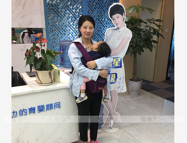 热烈庆祝贵州何女士加盟爱亲母婴！预祝生意兴隆！