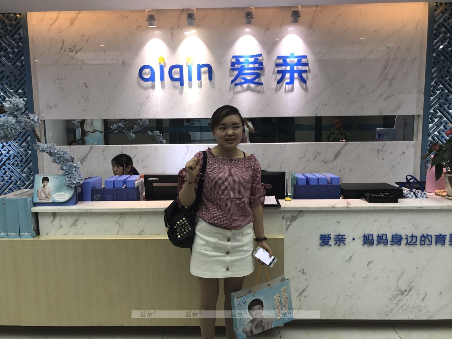 热烈庆祝四川徐女士加盟爱亲母婴！预祝生意兴隆！