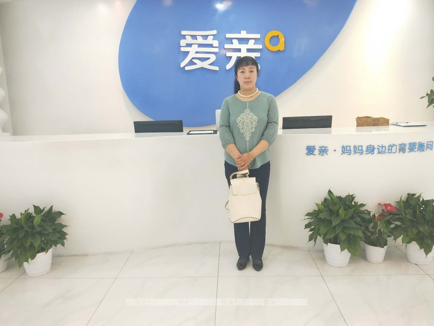 热烈庆祝北京杨女士加盟爱亲母婴！预祝生意兴隆！