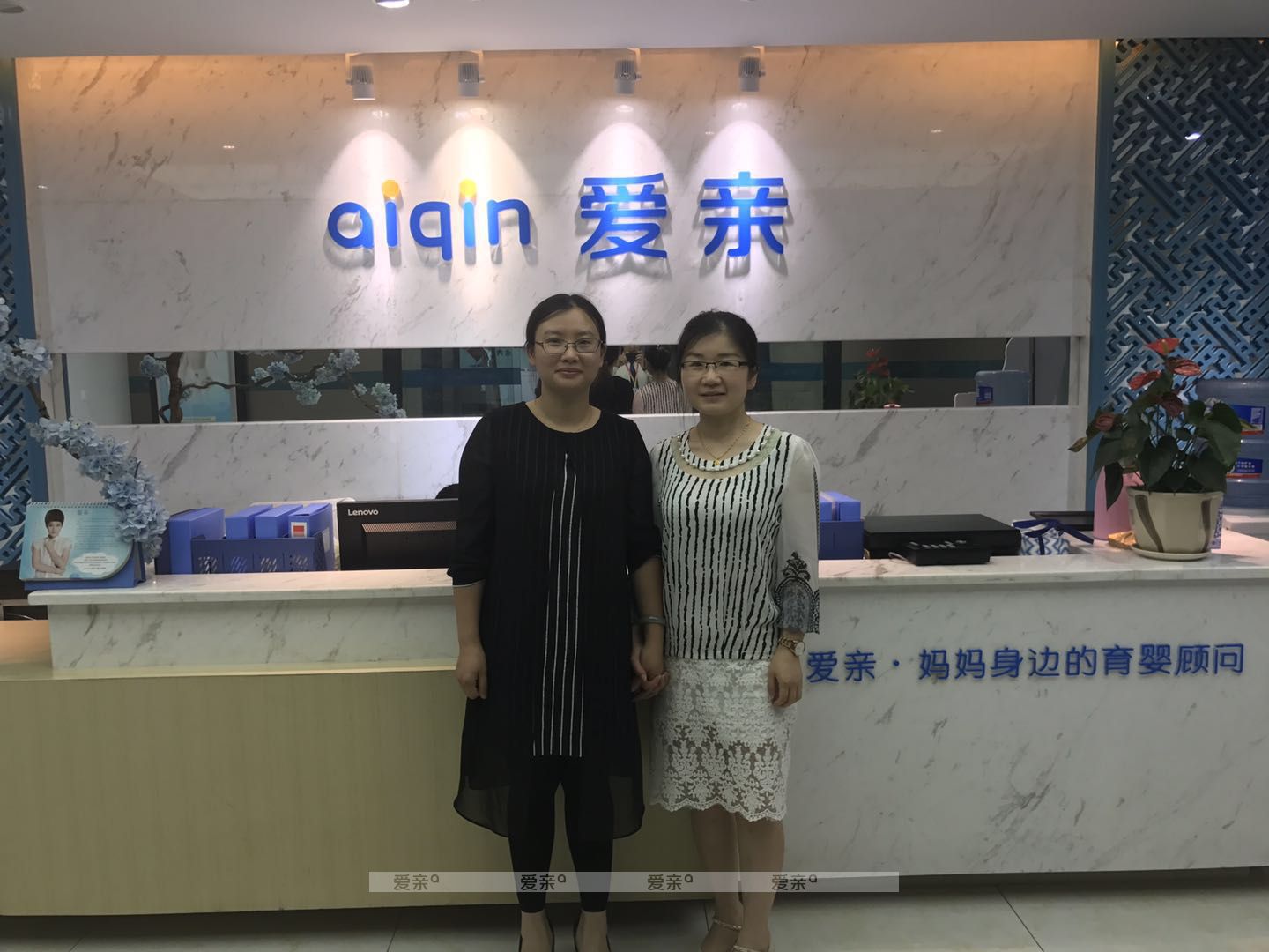 热烈庆祝四川荣女士加盟爱亲母婴！预祝生意兴隆！