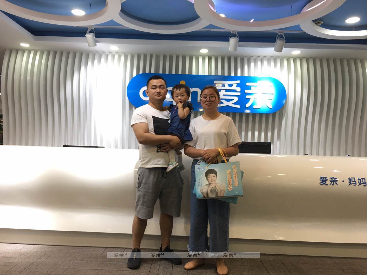 热烈庆祝江苏李先生加盟爱亲母婴！预祝生意兴隆！