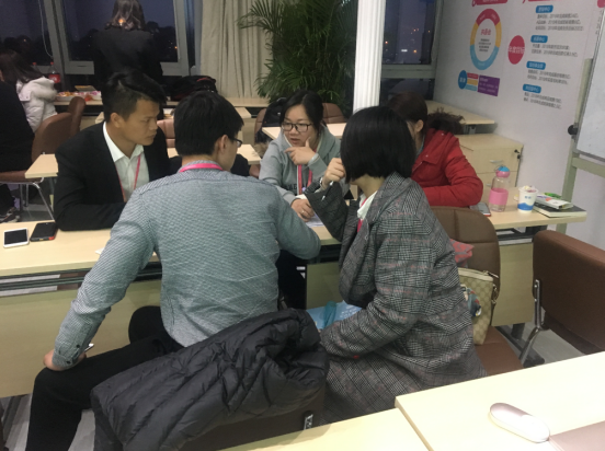 培训中爱亲市场部人员进行分组讨论(二)