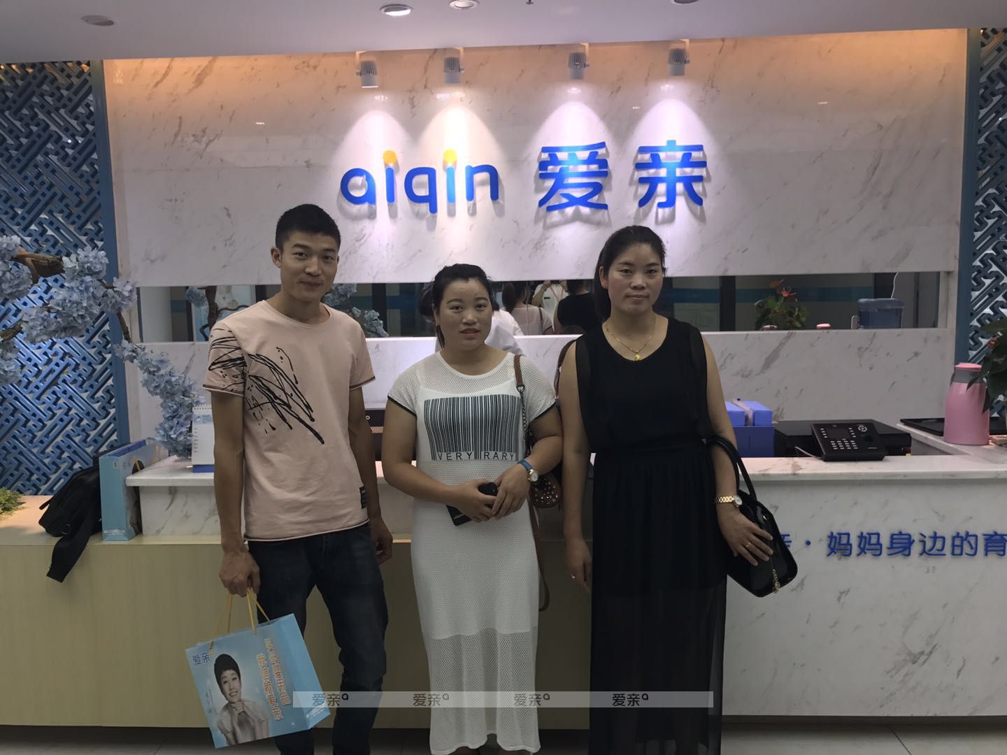 热烈庆祝贵州习女士加盟爱亲母婴！预祝生意兴隆！