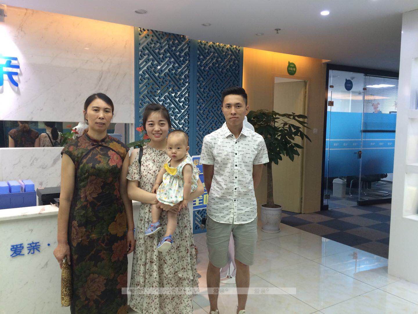 热烈庆祝重庆李女士加盟爱亲母婴！预祝生意兴隆！