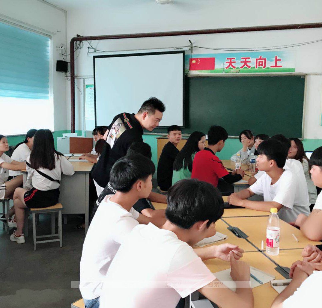 爱亲学院培训课堂上的团队训练游戏（一）