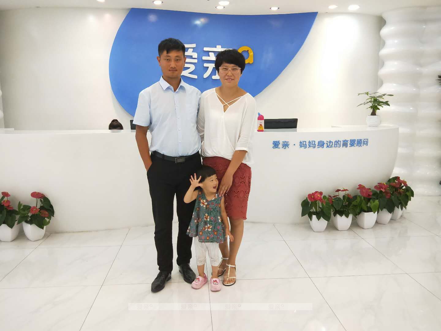 热烈庆祝山东梁先生加盟爱亲母婴！预祝生意兴隆！