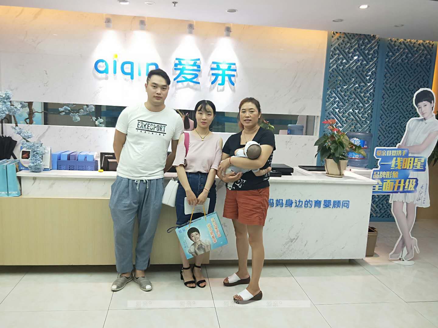 热烈庆祝四川徐先生加盟爱亲母婴！预祝生意兴隆！