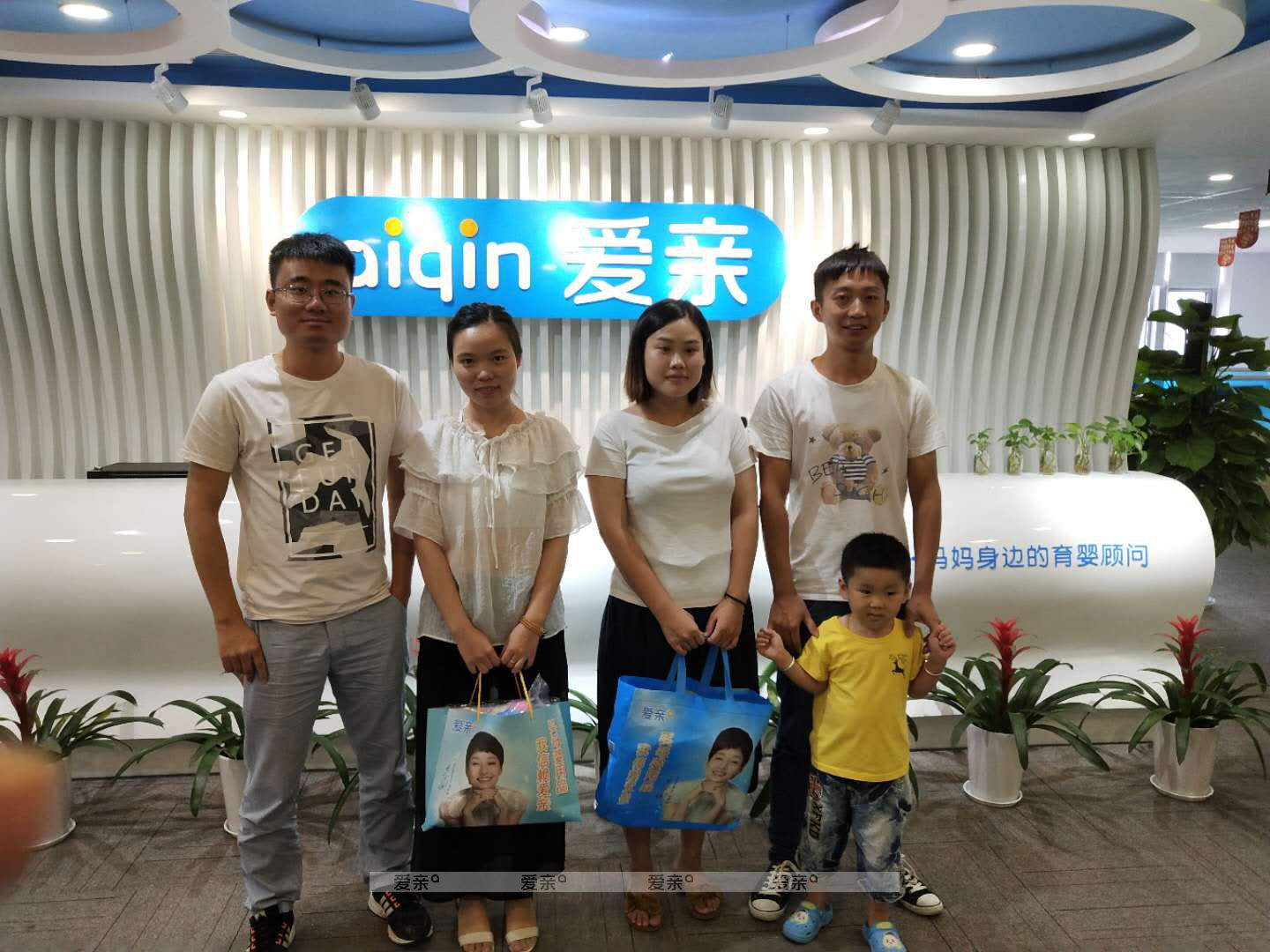 热烈庆祝浙江高先生加盟爱亲母婴！预祝生意兴隆！