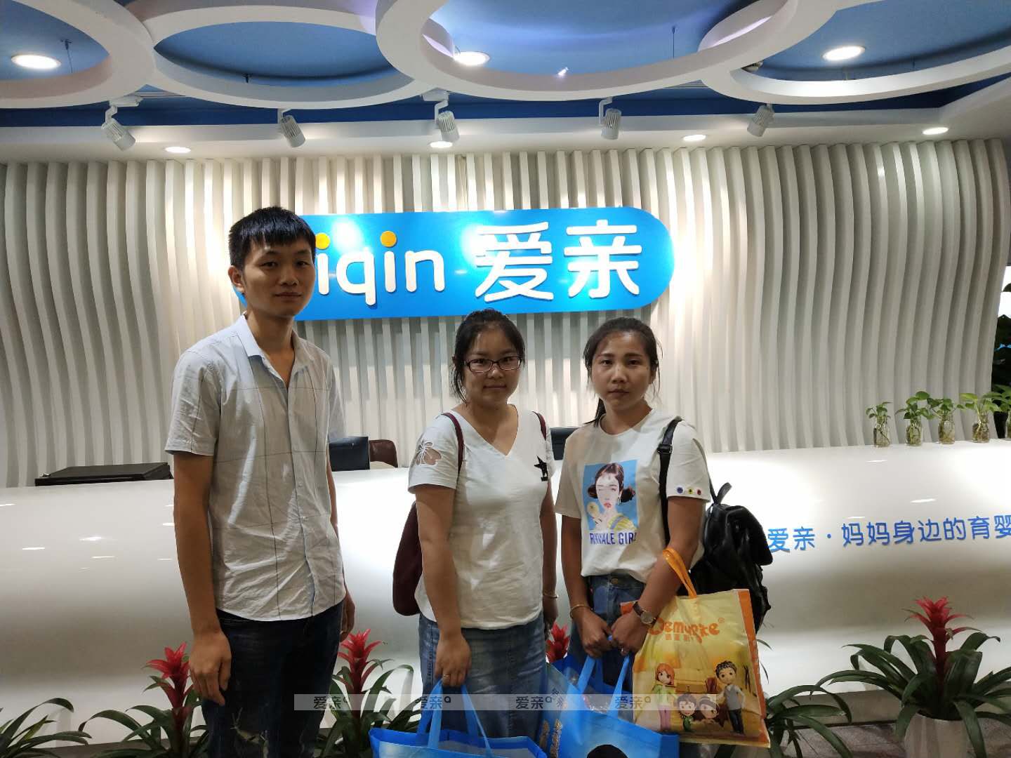 热烈庆祝湖北袁女士加盟爱亲母婴！预祝生意兴隆！