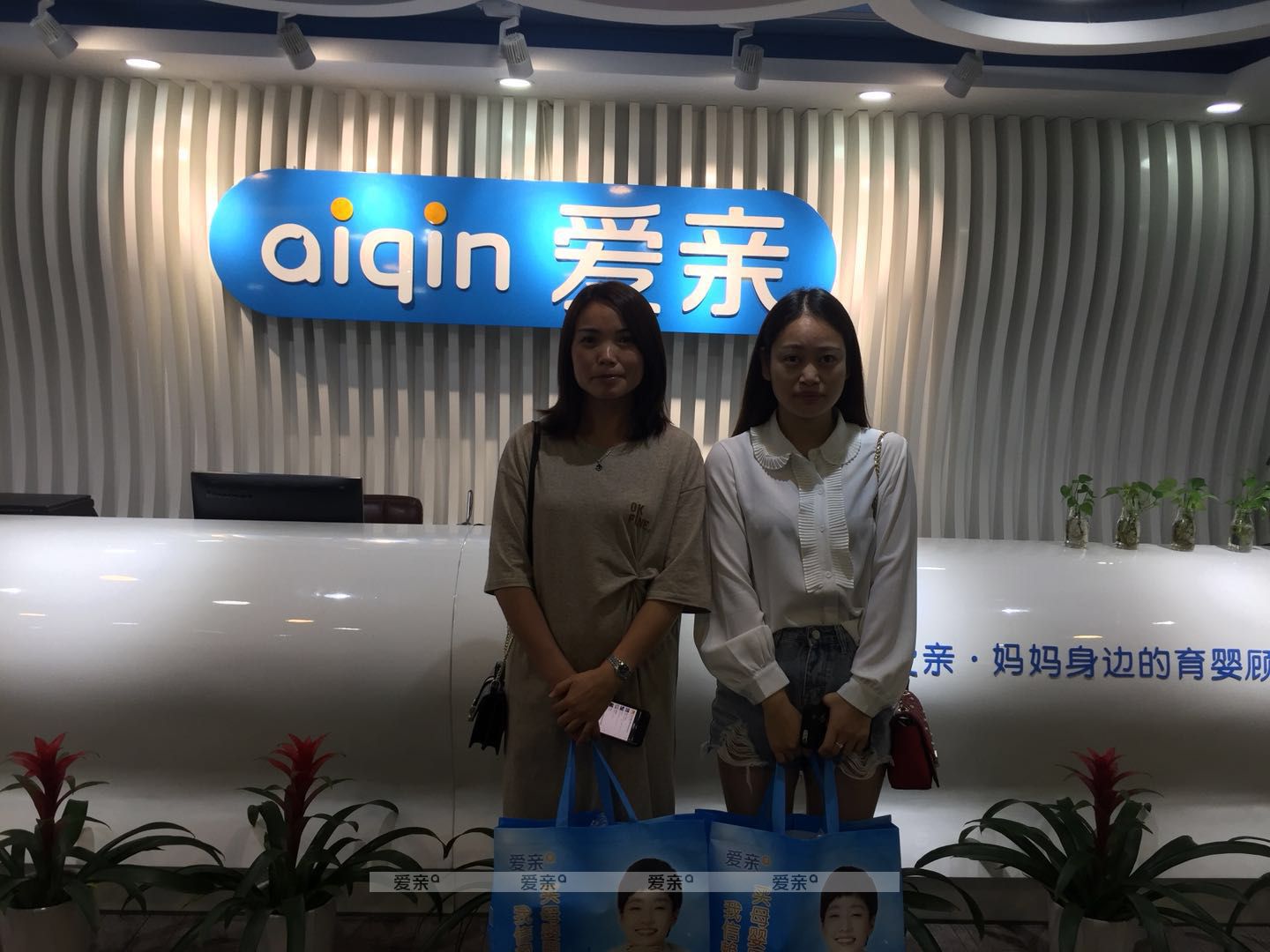 热烈庆祝杭州谢女士加盟爱亲母婴！预祝生意兴隆！