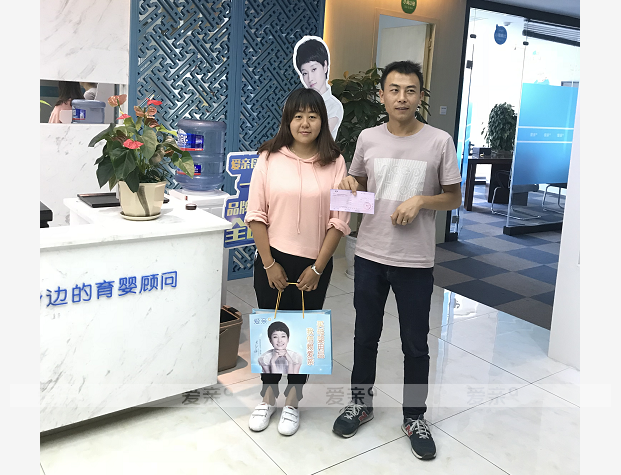 热烈庆祝云南贺女士加盟爱亲母婴！预祝生意兴隆！