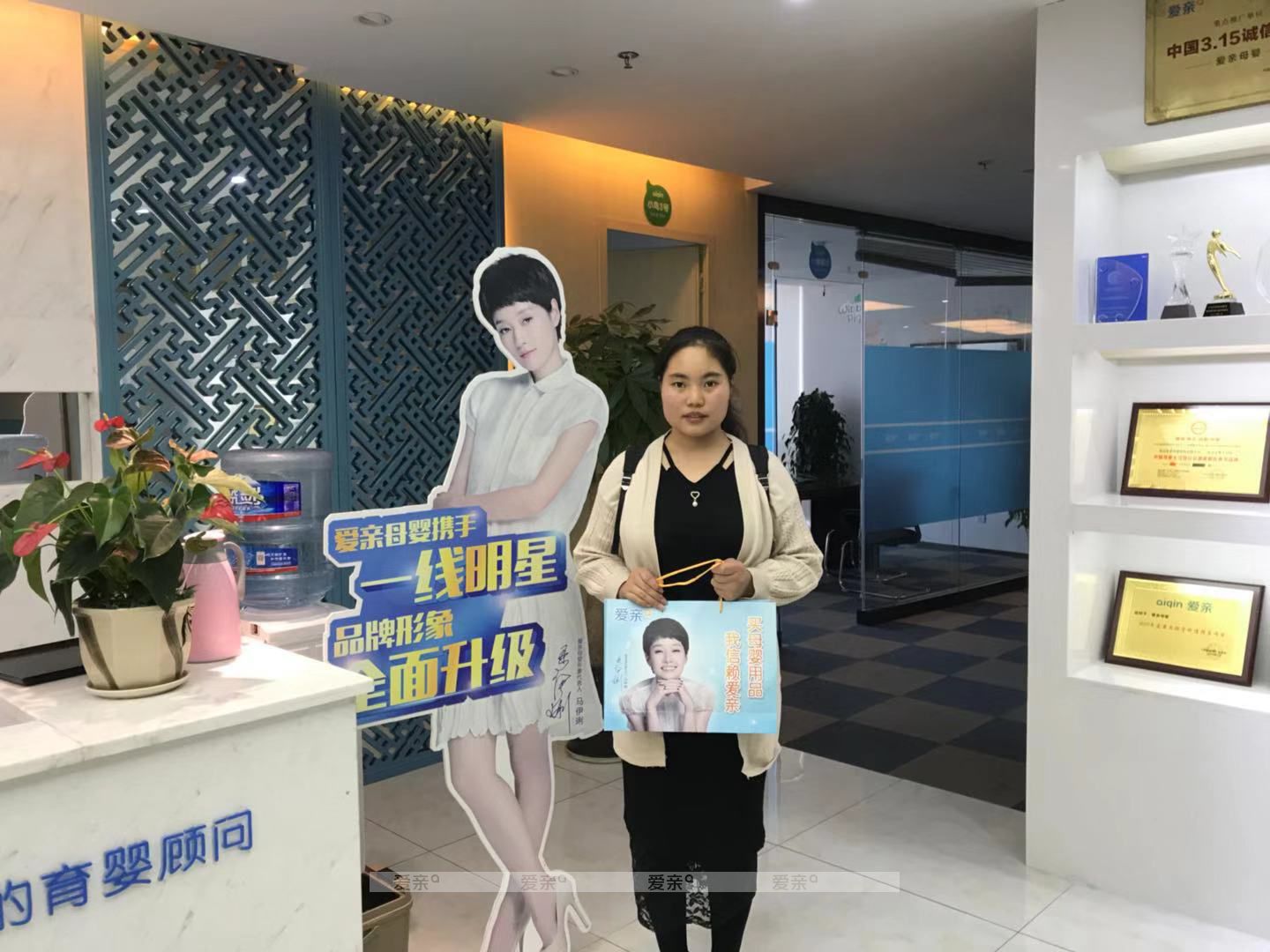 热烈庆祝重庆韩女士加盟爱亲母婴！预祝生意兴隆！