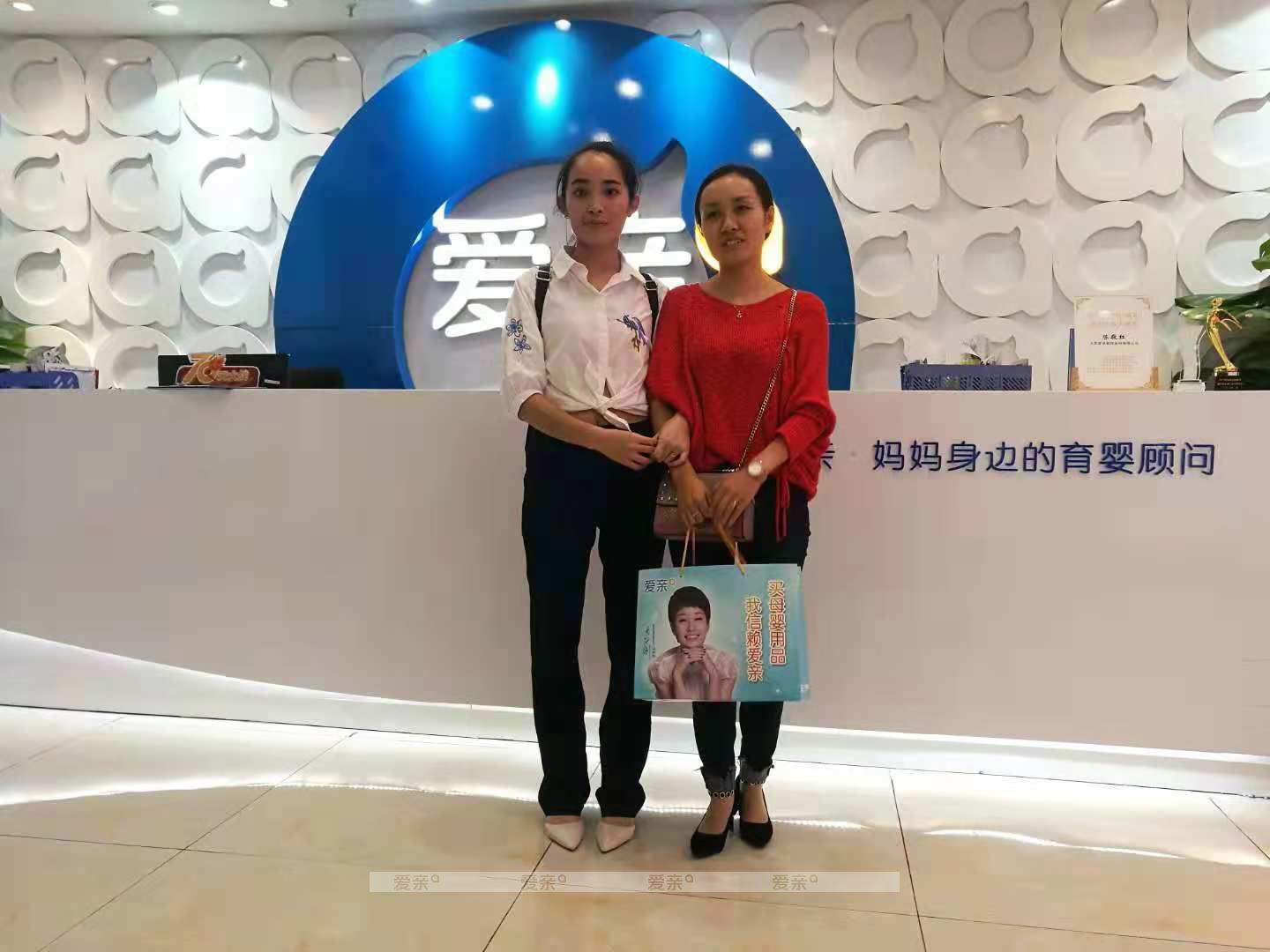 热烈庆祝湖南赵女士加盟爱亲母婴！预祝生意兴隆！
