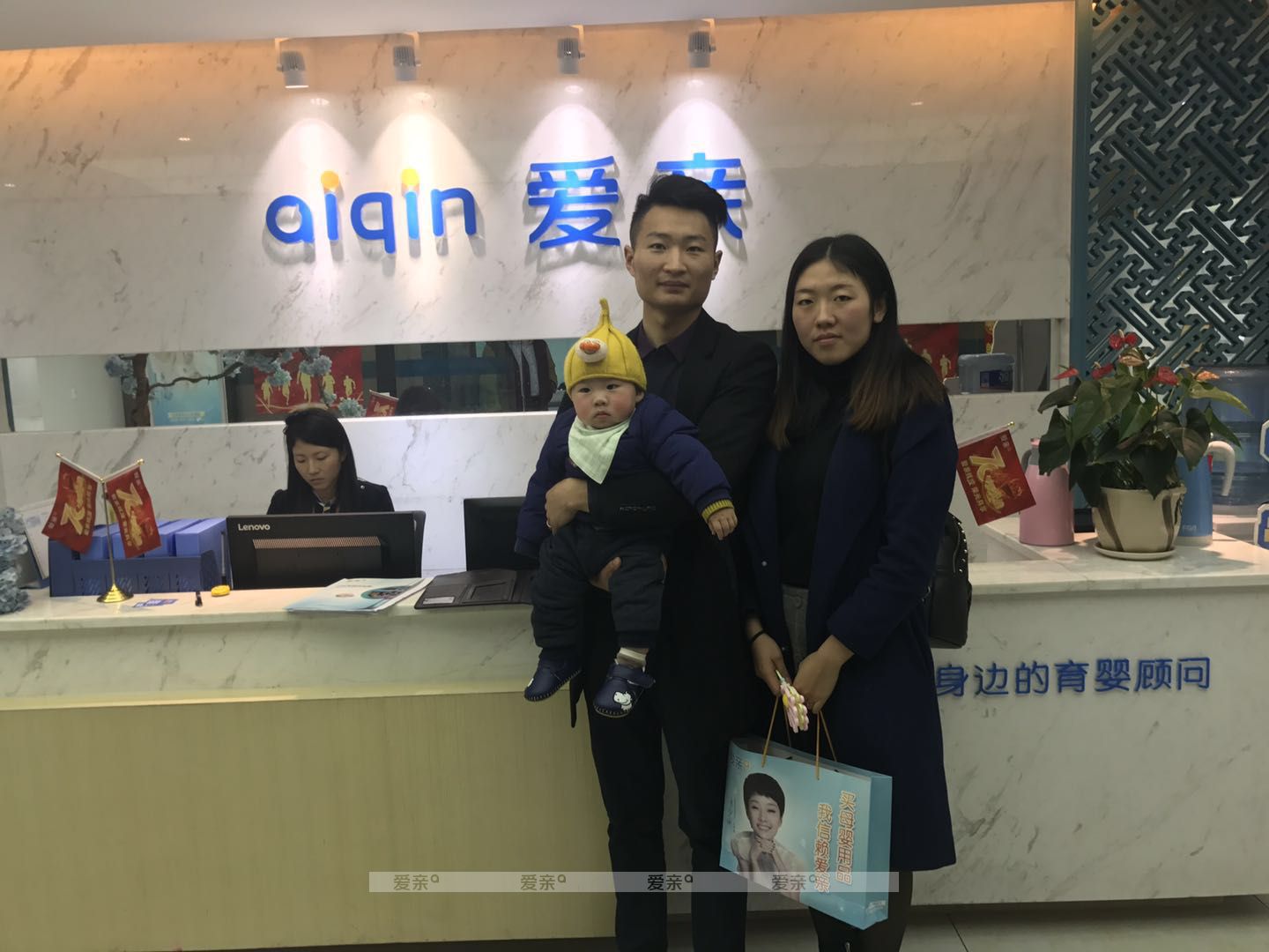 热烈庆祝四川鲁女士加盟爱亲母婴！预祝生意兴隆！