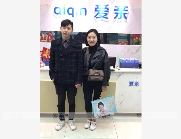 热烈庆祝重庆袁女士加盟爱亲母婴！预祝生意兴隆！