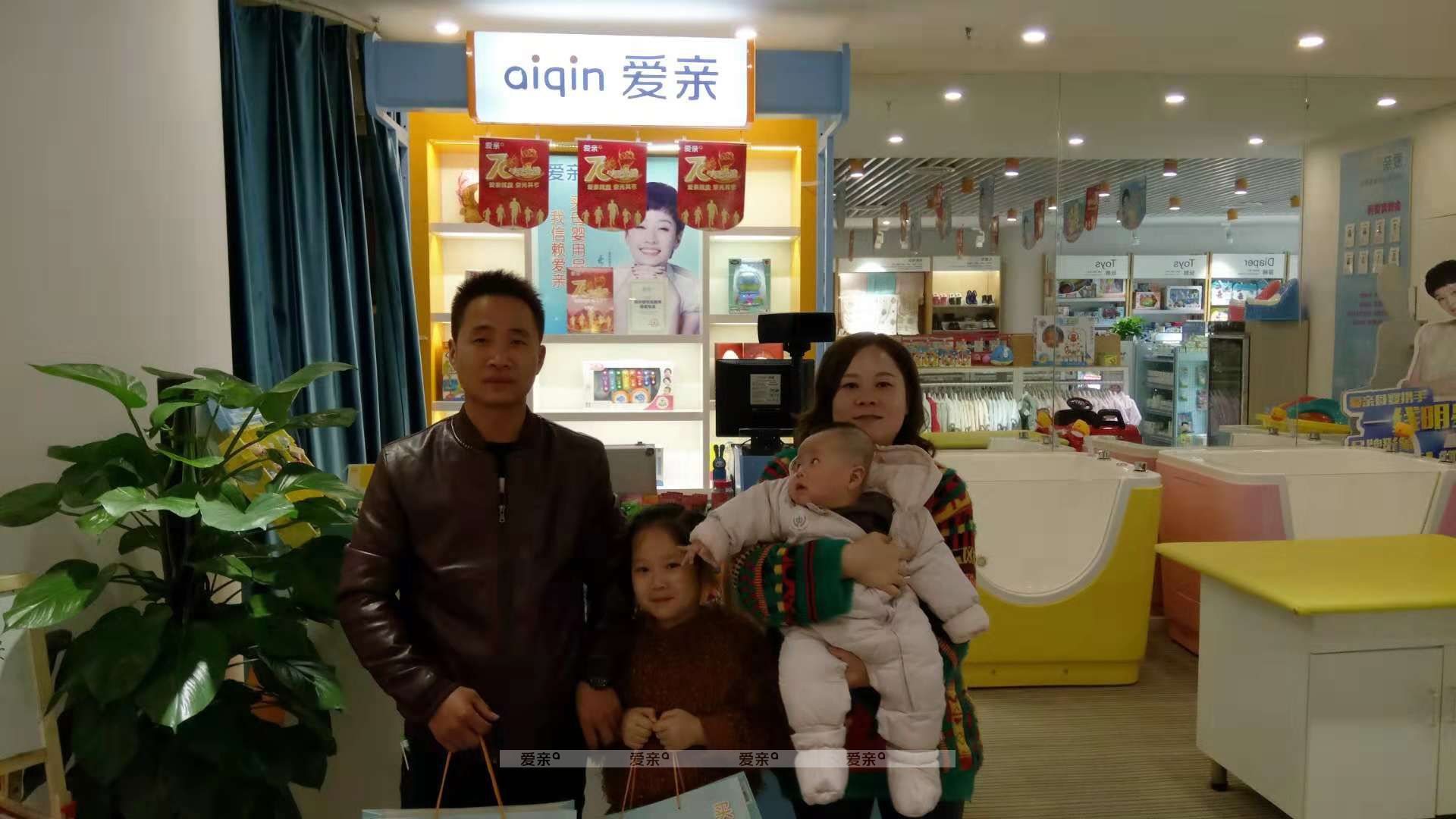 热烈庆祝湖北柳女士加盟爱亲母婴！预祝生意兴隆！