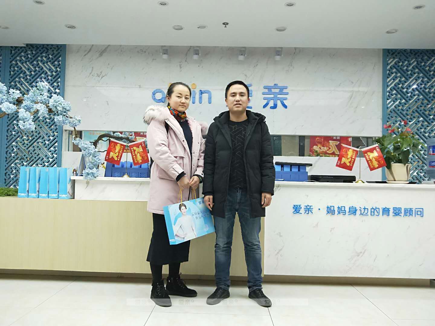热烈庆祝贵州胡先生加盟爱亲母婴！预祝生意兴隆！