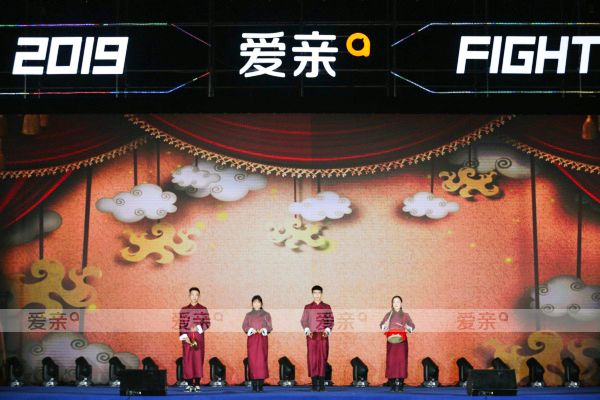 新颖的节目《三句半》让人眼前一亮