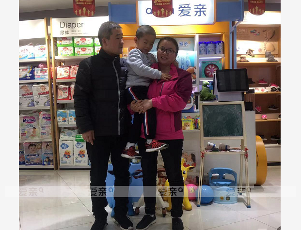 热烈庆祝河南石女士加盟爱亲母婴！预祝生意兴隆！
