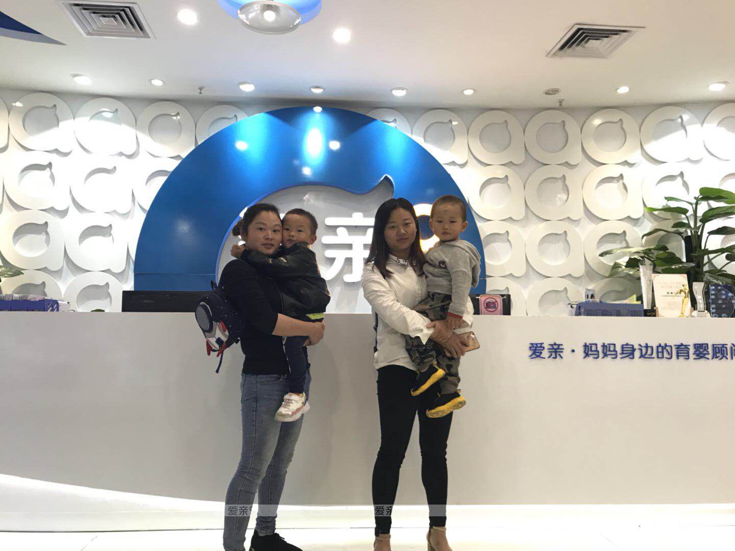 热烈庆祝湖南盛女士加盟爱亲母婴！预祝生意兴隆！
