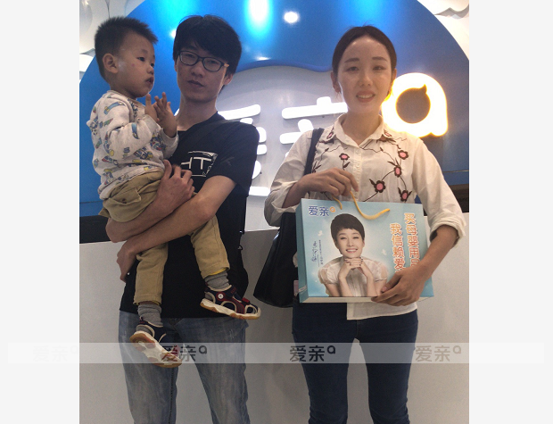热烈庆祝广东周女士加盟爱亲母婴！预祝生意兴隆！