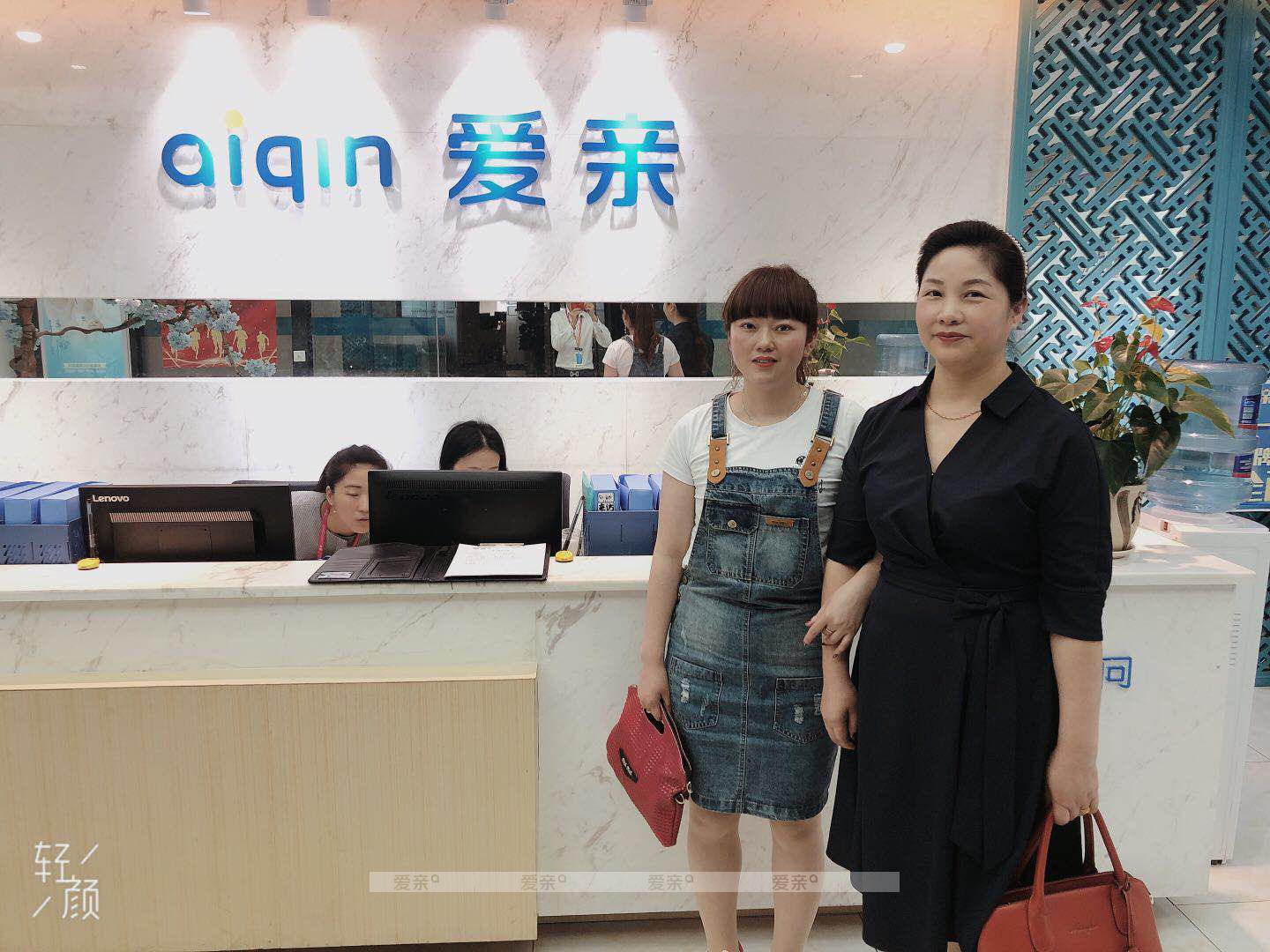 热烈庆祝重庆于女士加盟爱亲母婴！预祝生意兴隆！